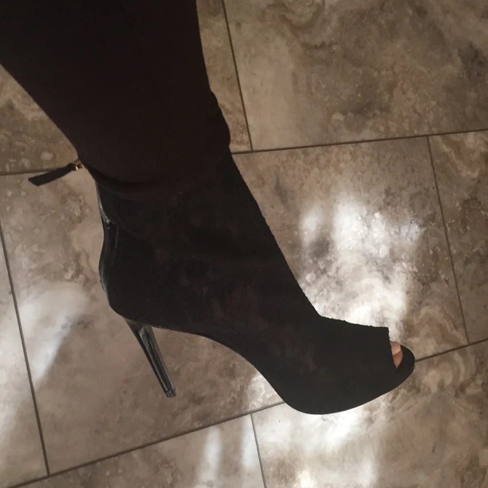 GUESS NWT BLACK LACE ARAYA PEEP TOE BOOTIES SIZE 9 - Picture 4 of 10